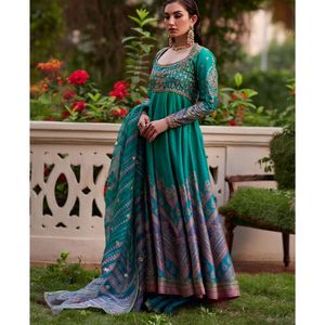 Traje de Seda Pura Verde Esmeralda al por Mayor 2026 con Bordado a Mano y Dupatta Estampada - Colección Ssumaira - Product Image 5