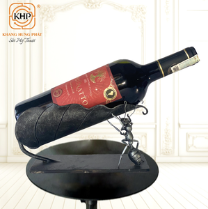 ชั้นวางไวน์เหล็กดัด งานแฮนด์เมด 100% รูปทรงมดยกใบไม้ สำหรับขวดเดียว ตกแต่งบ้านสไตล์วินเทจหรูหรา จากเวียดนาม - Product Image 1