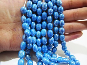 Perles ovales lisses en quartz teinté topaze bleue mystique, 8-10 mm, brin de 8 pouces - Product Image 4