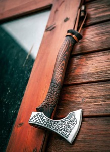 Hacha Vikinga con Cabeza de Dragón, Hacha de Batalla Vikinga Hecha a Mano, Hoja de Acero con Alto Contenido de Carbono Forjada, Mango de Madera Grabado, con Funda de Cuero - Product Image 6