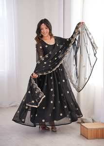 Présentation du nouveau costume Anarkali maxi en faux georgette de créateur, orné de broderies et de travail multi-aiguilles, dans un style fantaisie. - Product Image 4