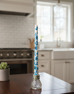 Bougie conique en cire de soja peinte à la main, motif floral bleu et blanc délicat, décoration de Noël pour la maison, élégance intemporelle pour les tables à manger - Product Image 3