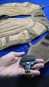 Tablier de fermeur équestre en cuir sur mesure de haute qualité pour la coupe professionnelle des sabots – Équipement de protection équestre en gros - Product Image 5
