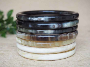 กำไลแตรหลายสีแบบทันสมัยเป็นมิตรกับสิ่งแวดล้อมงานหัตถกรรมธรรมชาติทำมือจากอินเดีย - Product Image 5