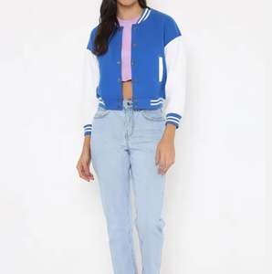 Chaqueta universitaria para mujer con estilo clásico tipo letterman, tela suave y diseño con broches frontales, ideal para moda urbana y uso diario. - Product Image 3