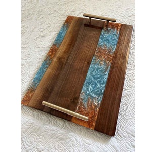 Plateau de service en bois de rivière en résine époxy de qualité supérieure avec bord naturel pour la présentation des aliments, les dîners, les fêtes et la décoration, en vente - Product Image 1