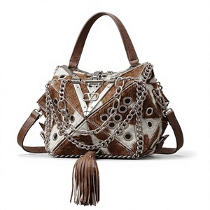 Bolso de hombro de cuero genuino estilo rock con detalle de cadena y borla para mujer - Product Image 1