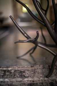 Table d'appoint rustique moderne en fer forgé avec plateau rond en bois massif et base en métal artistique en forme de branche, pour salon ou coin de canapé - Product Image 3