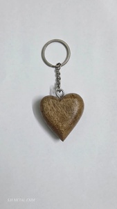 Llavero de Corazón de Madera Hecho a Mano, Anillo de Llaves Rústico con Diseño de Amor, Soporte para Llaves de Coche, Regalo de Madera, Recuerdo Romántico, Accesorio para el Día de San Valentín, Adorno - Product Image 3