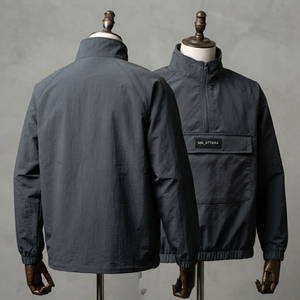 Chaqueta cortavientos gris para hombre con media cremallera, cuello alto, ligera, para deportes al aire libre, con bolsillo frontal. - Product Image 1