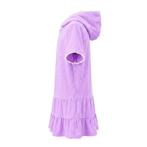 Nouvelle robe de plage pour fille 100% polyester à capuche, manches courtes, fermeture éclair sur le devant, ourlet à volants, robes de plage et de piscine, étiquette et logo personnalisés - Product Image 3