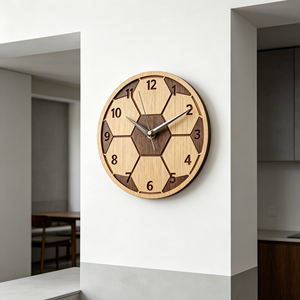 Horloge murale analogique silencieuse à quartz de 12 pouces, motif géométrique découpé en MDF sur le thème du football, design sportif moderne, décoration pour la maison et le bureau - Product Image 2