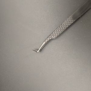 Pince à épiler professionnelle personnalisée en acier inoxydable 193 avec pointe biseautée et affûtée - Product Image 1