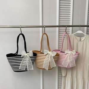 กระเป๋าสะพายไหล่ลายทางโบว์แฟชั่นใหม่สำหรับผู้หญิง  วัสดุฟาง  ปิดด้วยซิป เหมาะสำหรับเดินทาง ช้อปปิ้ง ใช้ในชีวิตประจำวัน - Product Image 1