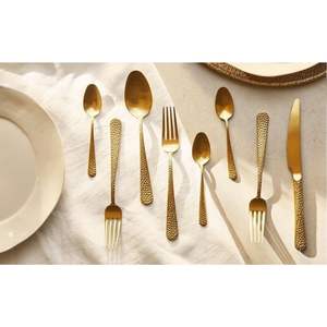 Juego de Cubiertos Moderno de 24 Piezas, Juego de Cubiertos con Mango Martillado, Juego de Cuchillos, Tenedores y Cucharas de Acero Inoxidable con Baño de Oro PVD para Comidas Elegantes - Product Image 4