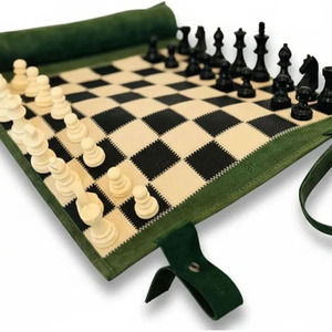 Juego de ajedrez enrollable de cuero verde con bolsa de almacenamiento con cremallera, tablero de juego de estrategia portátil y piezas modernas para jugar en viajes. - Product Image 5