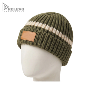Bonnet d'hiver personnalisé en tricot côtelé rayé avec revers, patch en cuir gaufré, bonnet chaud en laine et acrylique pour activités de plein air - Product Image 1