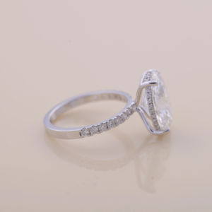 Anillo de Compromiso con Diamante Cultivado en Laboratorio de Corte Ovalado de 3.00Ct con Banda Pavé con Halo Oculto en Plata de Ley 925 Sólida - Product Image 5