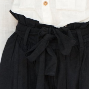 Conjunto de ropa Bohemia para niños, conjunto de camisa de manga larga blanca con botones delanteros de madera, decoración y pantalones de pijama negros holgados - Product Image 4