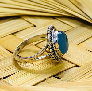 Bague élégante en argent 925, style minimaliste, avec chalcédoine aqua, fine et à bande fendue, au meilleur prix pour la vente en gros. - Product Image 3