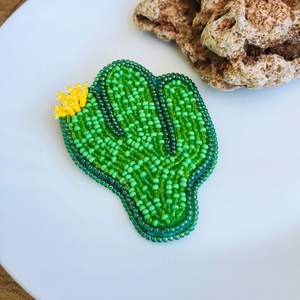 Broche de luxe perlée, accessoire de mode artisanal à prix abordable - Product Image 1