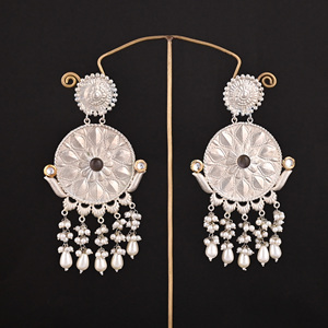 Pendientes Colgantes de Diseño Étnico en Plata Alemana con Ojo de Gato Gris y Piedra de Perla - Product Image 1
