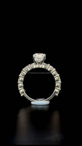 4.88CTW Anillo de corte de cojín de moissanita con acentos redondos laterales Anillo de Bodas de compromiso de Plata de Ley 925 chapado en oro para regalo - Product Image 4