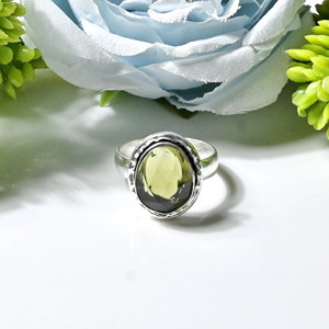 Anillo de Moldavita con Corte Rosa, Hecho a Mano, Chapado en Plata Oxidada, con Gema de Cuarzo Engastada en Bisel, Estilo Vintage, Regalo para Mujer - Product Image 1
