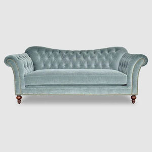 Nouveau canapé Chesterfield moderne de haute qualité pour salon, capitonné, couleur bleu ciel, en velours performant avec pieds en bois - Product Image 3