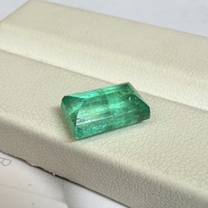 Esmeralda Colombiana Natural de Alta Calidad, 2.65 Quilates, Verde Intenso, Hermosa Piedra Suelta Facetada para Fabricación de Joyería - Product Image 3