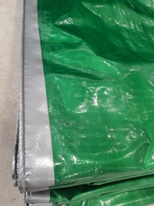 Bâche imperméable verte robuste pour usage extérieur, en tissu tissé uni de couleur unie avec œillets et pinces métalliques - Product Image 4