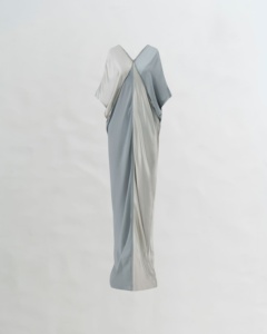 Vestido Largo Elegante de Satén con Cuello en V y Mangas Murciélago para Mujer, Modelo 11DREW043, de Alta Calidad - Product Image 1