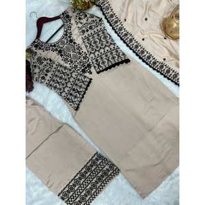 Ensemble haut-bas et dupatta pour femmes avec broderie fantaisie et travail de séquence - Product Image 3