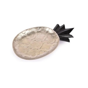 Plateaux de service attrayants, finition couleur or, forme ovale, pour la maison et les hôtels, pour servir des collations et des boissons sur la table. - Product Image 3