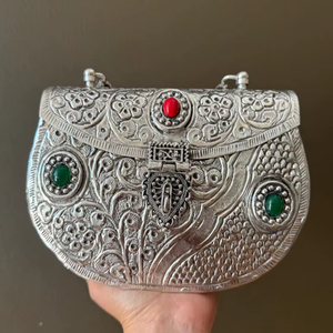 กระเป๋าคลัทช์งานแฮนด์เมด รูปทรงไม่สมมาตร ขนาดสั่งทำพิเศษ ทำจากทองเหลือง สลักลายสวยงาม สำหรับงานปาร์ตี้ ราคาสบายกระเป๋า โดย Universal Overseas - Product Image 1