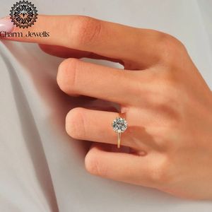 แหวนหมั้นผู้หญิง Charm_Jewells เงินแท้ชุบทอง 14K ประดับเพชรโมอิสซาไนต์ทรงคุชชั่น ดีไซน์คลาสสิกแบบหนามเตย รับรองโดย IGI น้ำหนัก 3 กรัม - Product Image 6