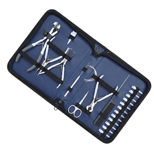 Kit Complet d'Installation d'Extensions Capillaires : Outil de Sertissage, Aiguille à Crochet pour Extensions, Outil pour Extensions à Bandes, Coupe-Bandes, Aiguilles à Coudre, Pinces - Product Image 1