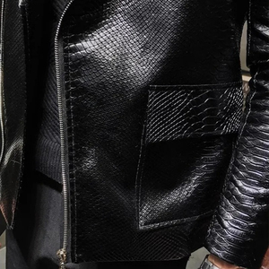 Veste en cuir PU noir pour homme, style motard, effet crocodile, col rabattu, fermeture éclair, coupe ajustée, pour l'automne - Product Image 2