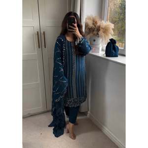 Conjunto de Fiesta de Diseñador: Top Largo, Pantalón y Dupatta en Estilo Elegante, Hecho de Tela de Chifón - Product Image 2