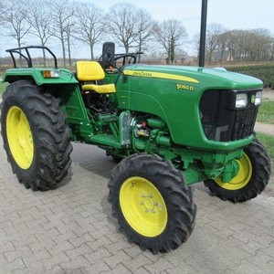 Tractor Agrícola John Deere 5050 D/E Usado de Calidad con Motor de 50 HP y Cargador para Uso Agrícola - Product Image 1