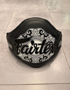อุปกรณ์ป้องกันร่างกายสำหรับชกมวย แผ่นป้องกันอกแบบกำหนดเอง แผ่นรองท้อง Fairtex อุปกรณ์ป้องกันอกสำหรับกีฬามวย คุณภาพดีที่สุด พร้อมโลโก้แบบกำหนดเอง - Product Image 1