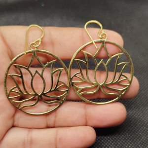 Pendientes de latón más vendidos del fabricante: Pendientes de latón estilo punk con motivos florales y anillos grandes - Product Image 1