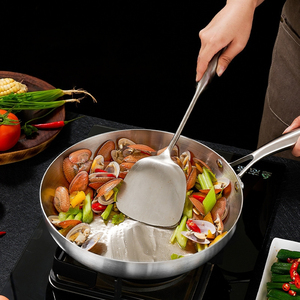Poêle à frire classique en acier inoxydable, conçue pour la robustesse et l'efficacité, offrant des résultats de cuisson constants et un nettoyage facile. - Product Image 3