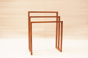 Porte-serviettes autoportant en teck massif au design moderne, léger et bien poncé, idéal pour salle de bain et hôtel - Product Image 3