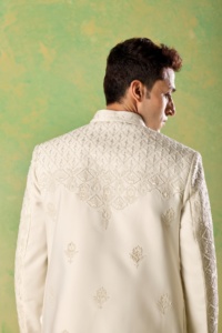 Traje de Novio con Base de Tela Pearl Off White, Diseño de Rejilla de Diamantes, Paisley y Medallón Kalki Codificado, Marca Divine Touch - Product Image 1