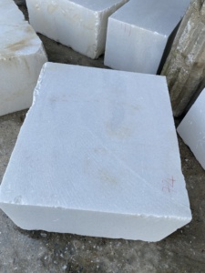 Bloc de marbre blanc brut du Vietnam, directement de la carrière, grande taille, pierre naturelle pour la découpe en dalles et carreaux, design moderne, usage extérieur pour villa - Product Image 5