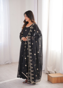 Robe Anarkali intemporelle en Georgette avec broderie de sequins, pantalon évasé coordonné de quatre et demi mètres, et dupatta ornée pour femme - Product Image 5