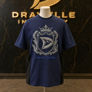 เสื้อยืดสตรีทแวร์ทรงโอเวอร์ไซส์สุดหรู สีกรมท่าเข้ม ผ้าคอตตอนเจอร์ซีย์เนื้อหนา พร้อมลายปักตราสัญลักษณ์ราชวงศ์ - Product Image 1