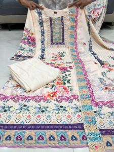 Costume en soie lilas magnifiquement décoré avec des impressions numériques et des broderies miroir faites à la main, ensemble de costume fait main. - Product Image 3