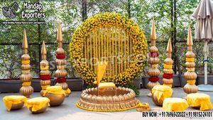 Decoración de escenario Haldi para interiores/exteriores para preparación de rituales, hermosa tina Urli de fibra dorada con forma de loto tradicional con taburetes - Product Image 2
